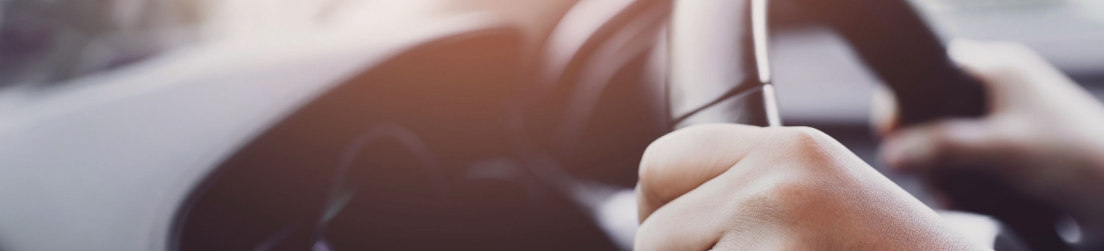 Bildausschnitt zeigt zwei H&auml;nde an einem Auto