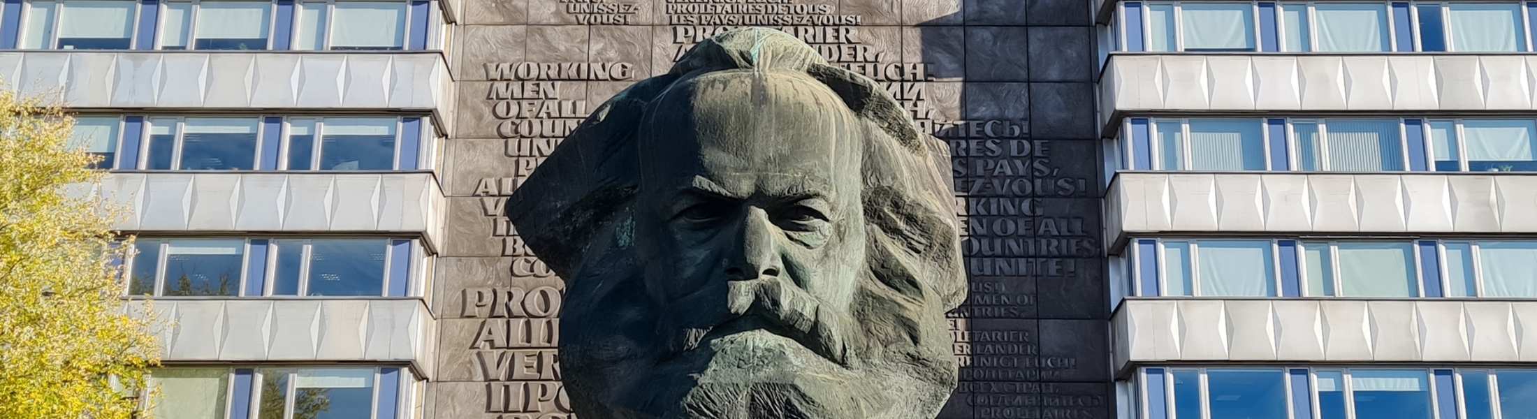 Frontaler Blick auf Karl Marx Monument