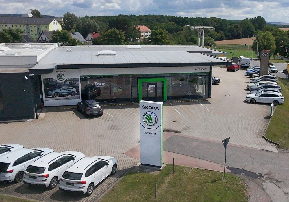 Grüne Mooswand mit dem Schriftzug Willkommen bei der AHC Gruppe