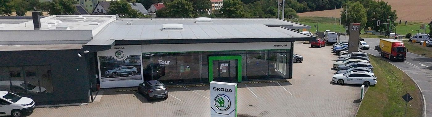 Grüne Mooswand mit dem Schriftzug Willkommen bei der AHC Gruppe