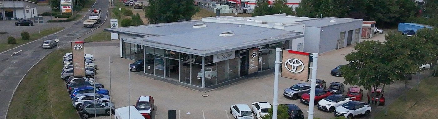 Grüne Mooswand mit dem Schriftzug Willkommen bei der AHC Gruppe