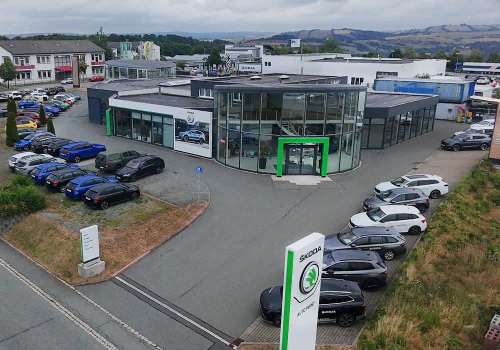 Grüne Mooswand mit dem Schriftzug Willkommen bei der AHC Gruppe
