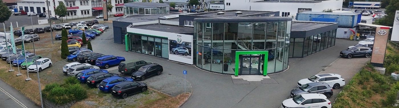 Grüne Mooswand mit dem Schriftzug Willkommen bei der AHC Gruppe