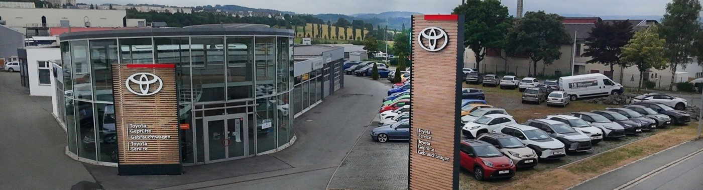 Grüne Mooswand mit dem Schriftzug Willkommen bei der AHC Gruppe