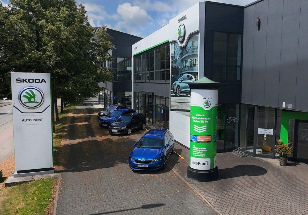 Grüne Mooswand mit dem Schriftzug Willkommen bei der AHC Gruppe