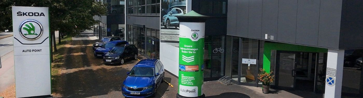 Grüne Mooswand mit dem Schriftzug Willkommen bei der AHC Gruppe