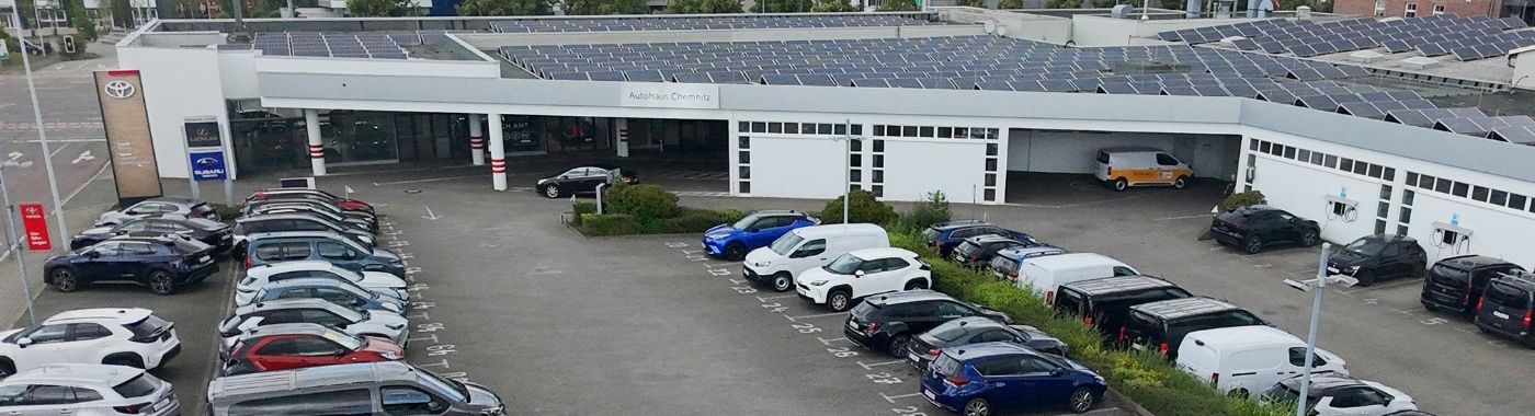 Grüne Mooswand mit dem Schriftzug Willkommen bei der AHC Gruppe