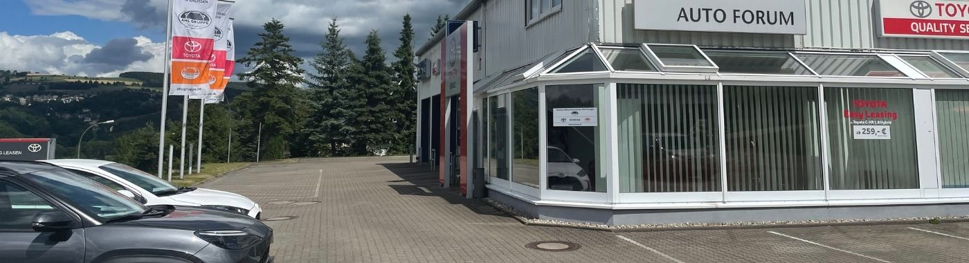 Grüne Mooswand mit dem Schriftzug Willkommen bei der AHC Gruppe