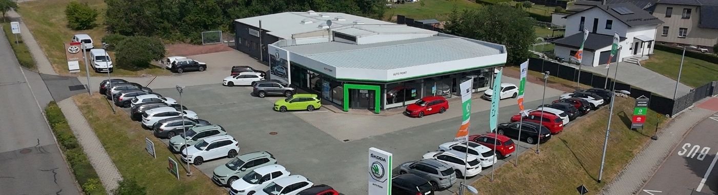 Grüne Mooswand mit dem Schriftzug Willkommen bei der AHC Gruppe