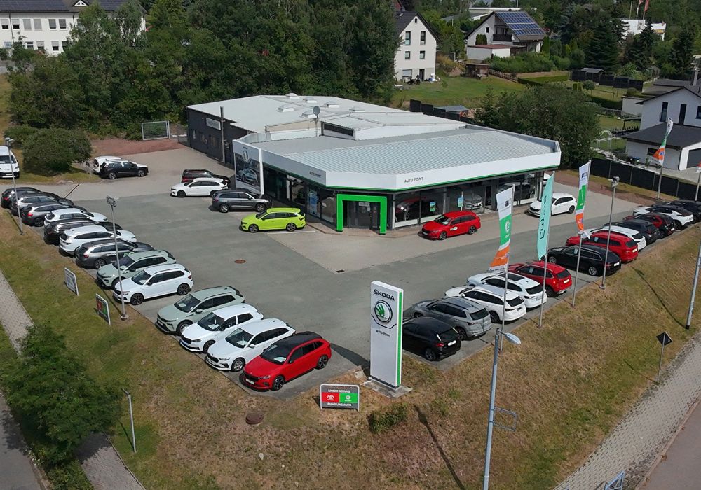 Grüne Mooswand mit dem Schriftzug Willkommen bei der AHC Gruppe