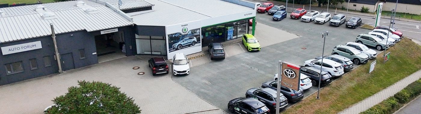 Grüne Mooswand mit dem Schriftzug Willkommen bei der AHC Gruppe